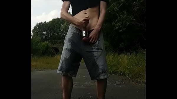 Rouven Hirschberg pisst sich auf öffentlichem Gehweg voll