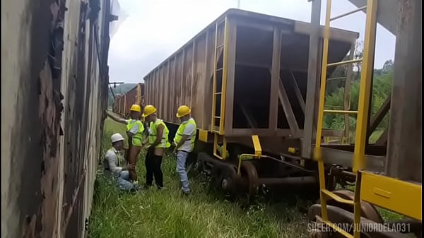 Trabalhadores da linha férrea da nova empreiteira fazendo sexo entre si na hora de almoço. – FULL SHEER / RED