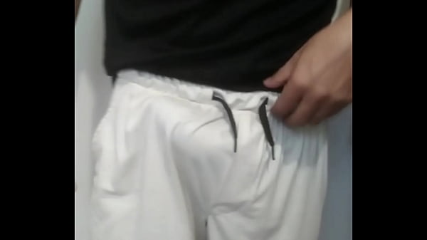 Tutorial de como andar de pau duro na rua