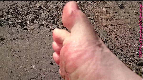 Weiße Socken in der Pfütze