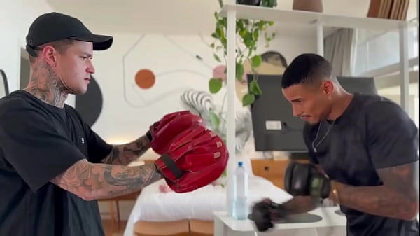 Amigo chamou pra treinar na casa dele, mas o cunhado dele estava lá e queria era dar pra nós dois. – Free