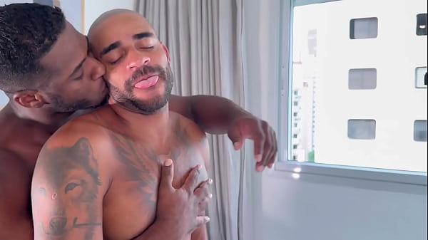 Dei em cima do meu vizinho até ele aceitar vir ao meu apartamento.