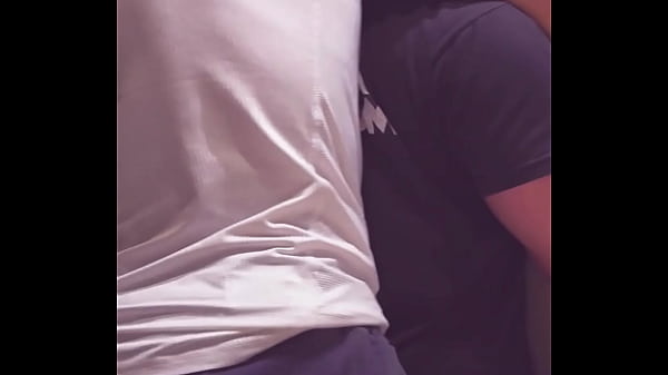 DESPUES DE UNOS TRAGOS EN EL BAR MI MEJOR AMIGO ME FOLLA SALVAJEMENTE SIN CONCIENCIA