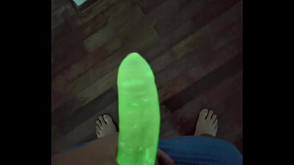 EU TESTEI A CAMISINHA DE NEON – OLHA COMO BRILHA NO ESCURO