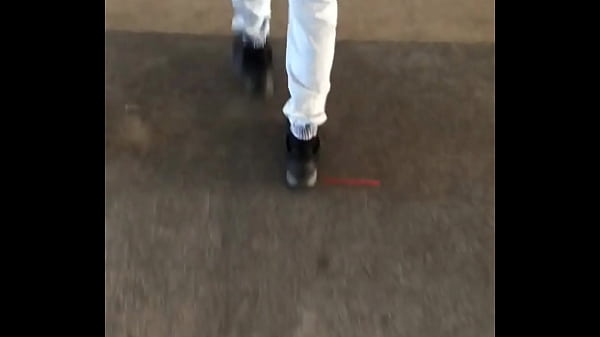 Grindr Cruising – pegacao no banheiro da estação de trem. Boquete no novinho