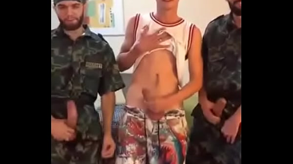 Militares dotados mostrando a rola.