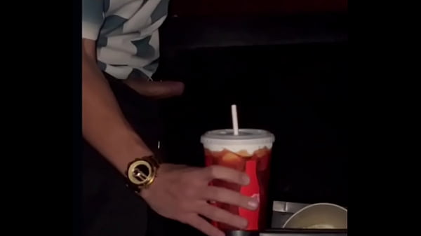 Mlk dotado me viu no cinema e pediu pra gravar me fudendo!