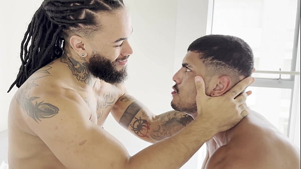 NEGÃO DA PIROCA GIGANTE ARROMBA VIADINHO DEPOIS DO TREINO