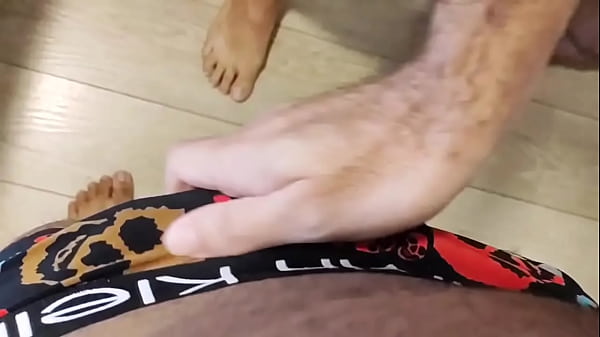 Negão pauzudo metendo fundo na garganta e depois no rabo do tiozão da escola .