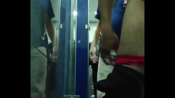 Nuevamente en los baños, tratando de enseñar culo 1