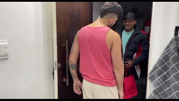 RECEBI UMA ENTREGA E PEDI PRO ENTREGADOR SUBIR. ELE ME COMEU COMO PAGAMENTO E AINDA ME DEU LEITE NA BOCA. – FREE