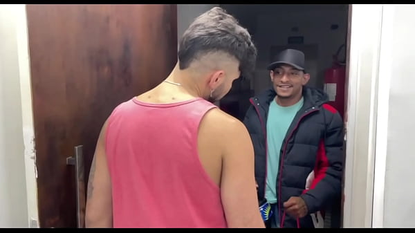 RECEBI UMA ENTREGA E PEDI PRO ENTREGADOR SUBIR. ELE ME COMEU COMO PAGAMENTO E AINDA ME DEU LEITE NA BOCA.