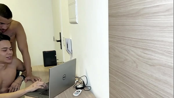 AMIGO VEIO ME MOSTRAR UM GAME NOVO NO PC, MAS EU QUERIA MESMO EU SOCAR FUNDO NO CUZINHO APERTADO DELE. VIROU MINHA PUTINHA. – FREE