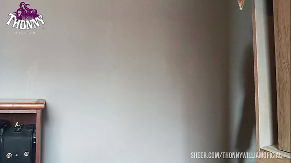 Cheguei da academia com muito tesão, será que meu personal percebeu que eu fui treinar sem nada por baixo ?