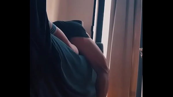 Compañero de casa me folla depsues de la peda por primera vez