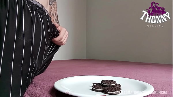 Dando leite com biscoitos para seu café da manhã