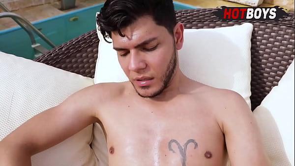 Fodendo o safado na beira da piscina