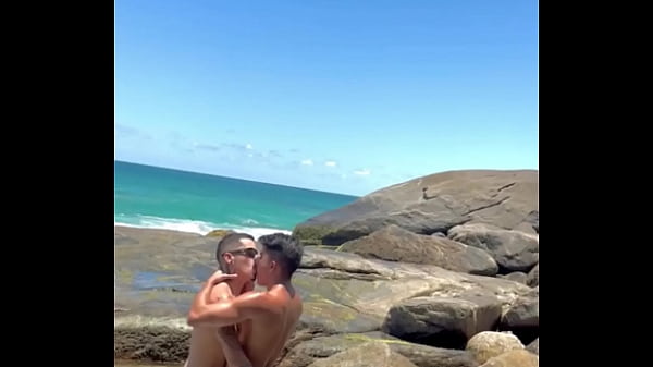 FUDENDO NA PRAIA.