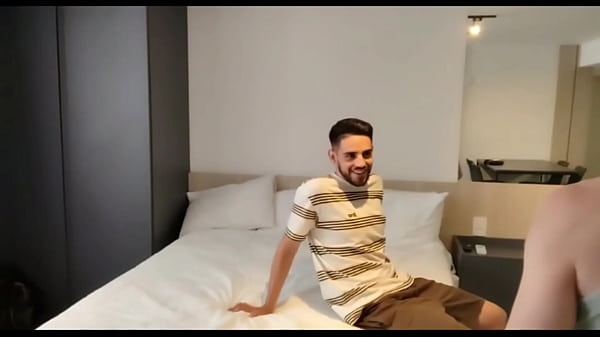 FUDENDO O VIZINHO DEPOIS QUE A ESPOSA SAIU PRA TRABALHAR. – FREE