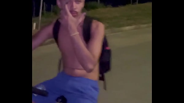 Fui dar uma volta no parque a noite e acabei sendo enrrabado por um pauzudo que estava lá. – Free