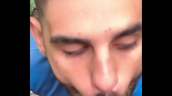 FUI FAZER TRILHA NO PARQUE E ENCONTREI UM PAUZUDO BATENDO UMA. CAI DE BOCA E DEPOIS DEIXEI ELE LEITAR MEU CUZINHO. – FREE