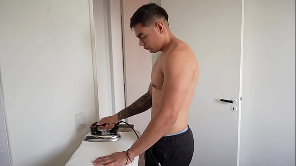 GRINGO PASSANDO ROUPA APROVEITOU E PASSOU O FERRO EM MIM.