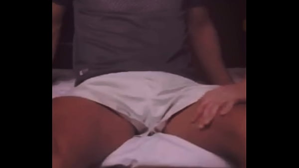 Mi compañero de cuarto universitario hetero se deja tocar por primera vez y mira lo que pasa despues de una fiesta