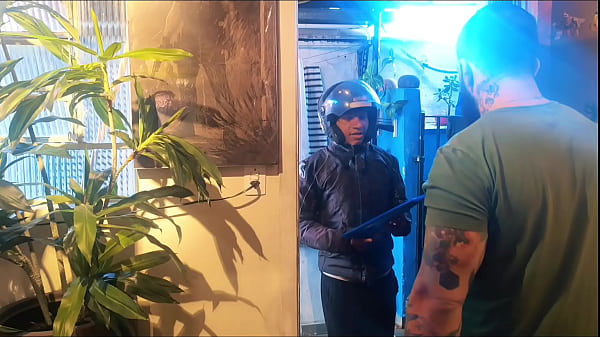 Motoboy preto entregador de aplicativo voltou só pra me comer e pediu dinheiro. – FULL SHEER.COM