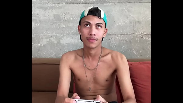 NOVINHO PERDEU A APOSTA NA GAME E TEVE DE ME MAMAR E DEIXAR EU LEITAR O CUZINHO APERTADO DELE.