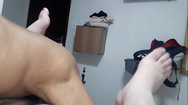 Pedreiros Gostam de Rabão Parte 3/3 (COMPLETO NO XVIDEOS RED) passei pela obra e o pedreiro assobiou e disse que eu tinha um rabão e me chamou pra ir no motel de noite – Fernando Devil