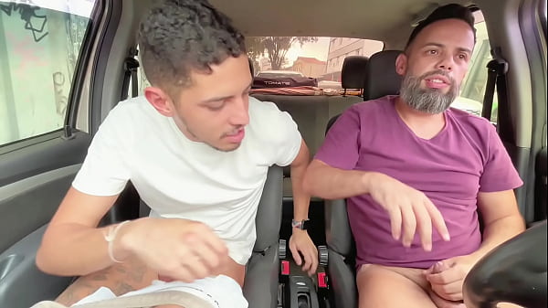 PEGUEI UMA CARONA COM O TIO E ELE ME FEZ UMA PROPOSTA IRRECUSÁVEL. UMA PUTARIA NO MEIO DO TRANSITO. – FREE