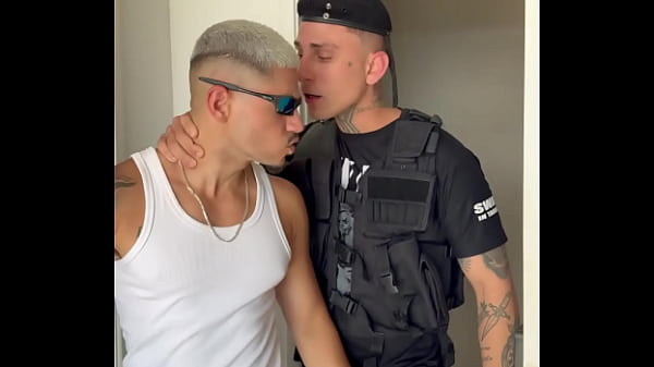 POLICIAL ENQUADRA MALOCA, FAZ ELE DE PUTINHO E BOTA PRA MAMAR. – FREE