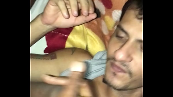 Preto dotado empurrou pica na minha garganta falando Putaria