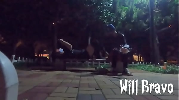 Putaria gostosa na pracinha com novinho dotado