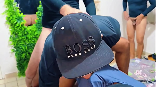 SURUBA COM OS MOTOBOYS DO BAIRRO POR DINHEIRO – FULL RED