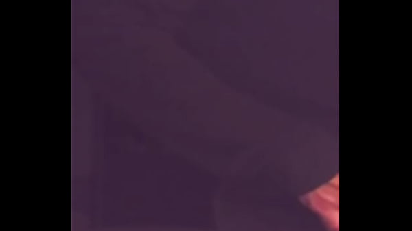 toco a mi compañero de habitacion por primera vez despues que llega de una fiesta mareado