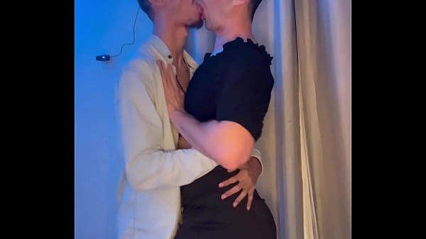 Vesti uma roupa safada e atendi aos desejos do magrinho pauzudo.