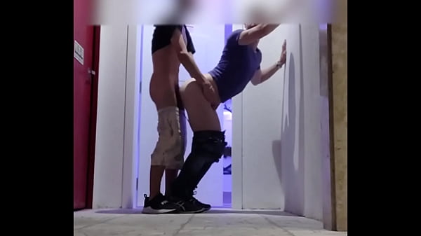 COMI O GOSTOSO NO CORREDOR DO MOTEL ANTES DE ENTRARMOS NO QUARTO, EM PÚBLICO PRA GERAL VER (COMPLETO NO RED)