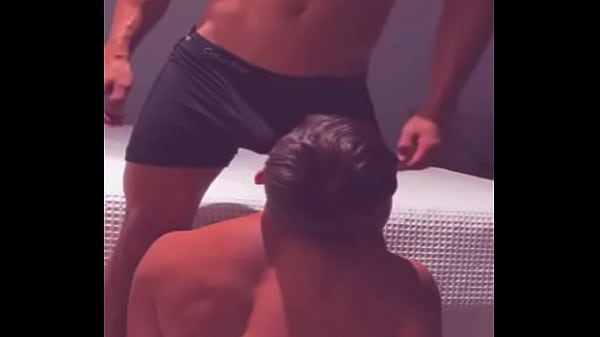 Convenso al joven atletico de la universidad a probar su cuerpo por dinero