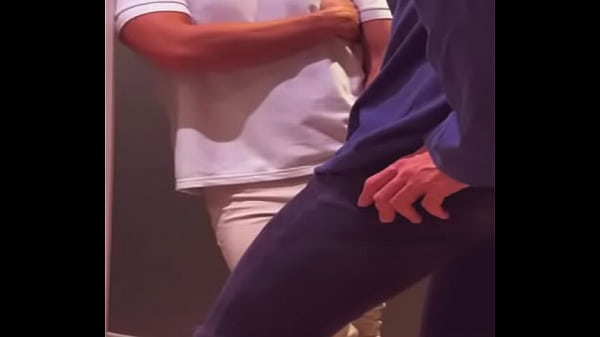 depsues de 3 meses encerrados en campamento militar mi compañero me folla luego de unos tragos en el bar