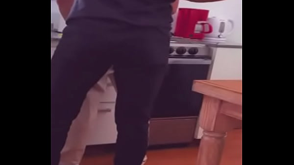 El plomero me folla por propina extra arregla mi tubería y la cañeria de mi culo