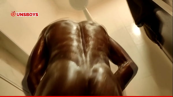 Garoto gostosinho tomando banho na casa do amigo gay