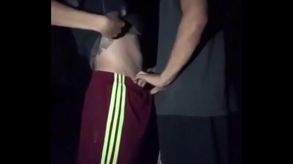 Novinho de 22cm encheu minha cara de leite depois da mamada