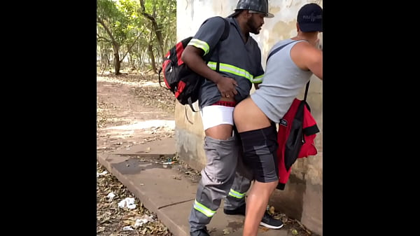O TRABALHADOR SAIU DO SERVIÇO E DIRETO COMER BUNDA DE GAROTOS NO PARQUE