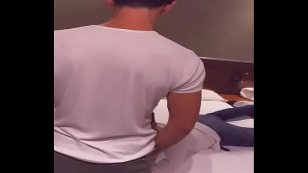 pongo a mamar mi verga al nerd sabe lo todo que me enseña matemaicas en casa