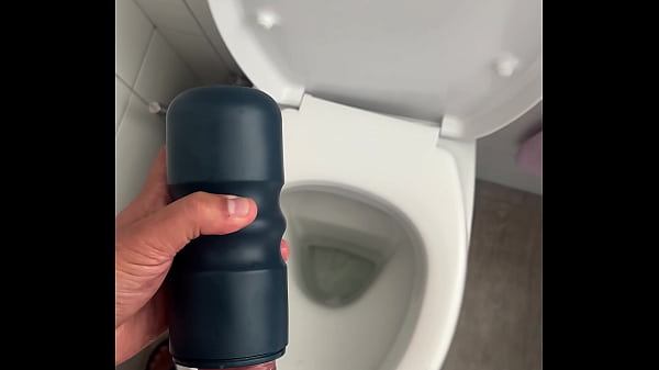 Sborro nel sextoy – masturbazione con orgasmo reale