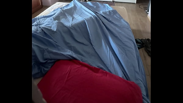 Si masturba sotto le lenzuola velocemente e intensamente e viene – orgasmo reale