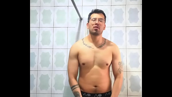 Macho chacal llega del gym y saca su vergota gruesa y se la jala