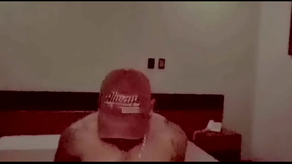 HOMBRE HETEROSEXUAL hace porno gay por dinero y le meten puño y dildo mientras su pene es convertido a clitoris poniéndole una jaula de castidad como a todo marica