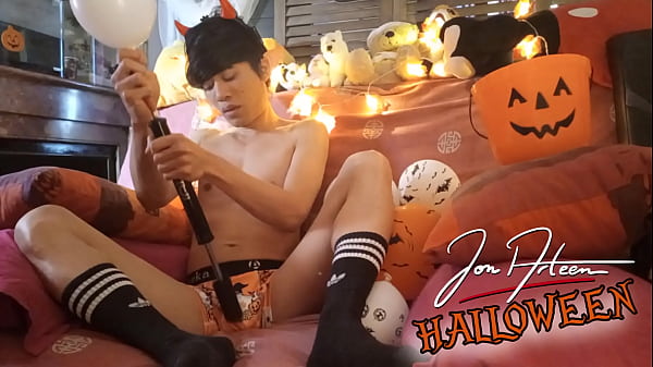 Halloween Jon Arteen pumps up balloons and ends up pumping his cock until he ejaculates his cum all over himself Ahegao
